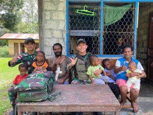 *Satgas Yonif 131/Brajasakti Layani Kesehatan Warga Kampung Pyiawi Secara Door to Door*