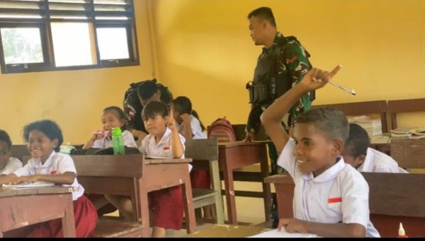 Dukung Program Pemerintah dan Cerdaskan Anak-Anak Papua, Satgas Pamtas Kewilayahan Yonif 410/ALG Menjadi Gadik di SD Inpres 119 Tahota